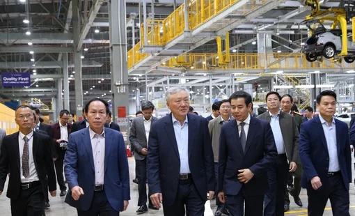 Phó Thủ tướng Thường trực Nguyễn Hòa Bình thăm Công ty VinFast
