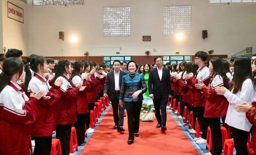 Phó Thủ tướng Phạm Thị Thanh Trà khánh thành Phòng thực hành giáo dục STEM tại Trường THPT Nguyễn Huệ, Lào Cai