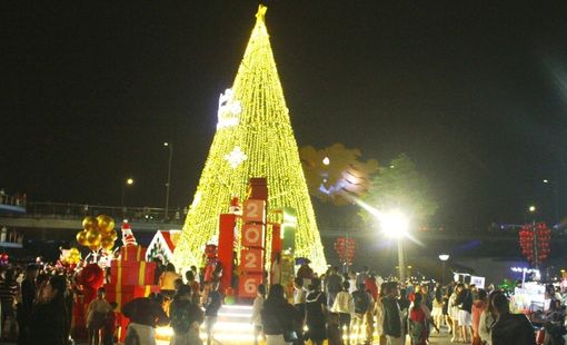 Rộn ràng chuỗi lễ hội chào năm mới 2026 tại miền Trung