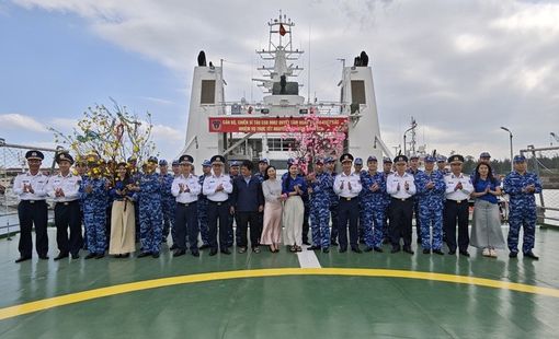 Tàu cảnh sát biển xuất quân làm nhiệm vụ trực Tết trên biển
