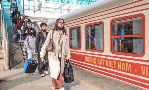 Khuyến cáo hành khách không mua vé tàu Tết qua 'cò vé'
