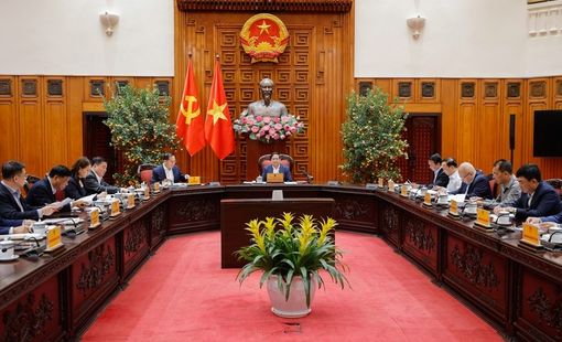Thủ tướng: Sử dụng ngay Quỹ bình ổn giá xăng dầu; dứt khoát không để thiếu năng lượng trong mọi hoàn cảnh