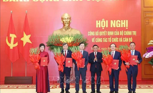 Công bố Quyết định của Bộ Chính trị về công tác tổ chức và cán bộ của 5 cơ quan