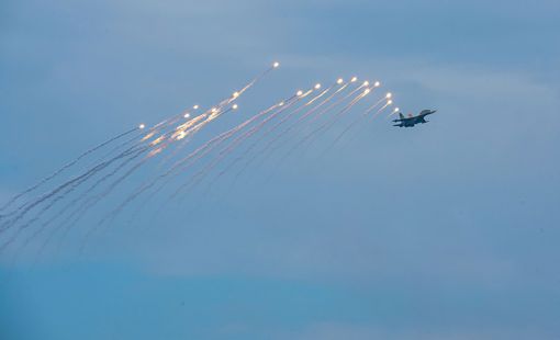 Chùm ảnh: Mãn nhãn màn tiêm kích Su-30MK2 thả đạn nhiễu rực sáng trên bầu trời Thủ đô