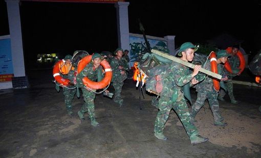 Chùm ảnh: Lực lượng vũ trang hỗ trợ các địa bàn trọng điểm ứng phó bão số 13