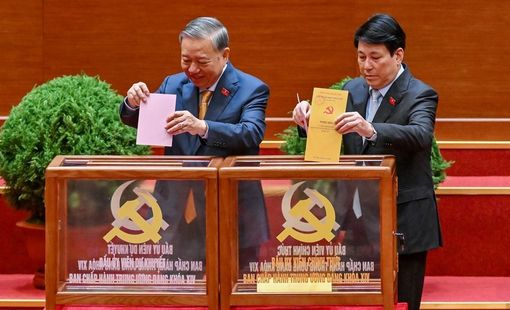 CHÙM ẢNH: Bỏ phiếu Bầu Ban Chấp hành Trung ương Đảng khóa XIV