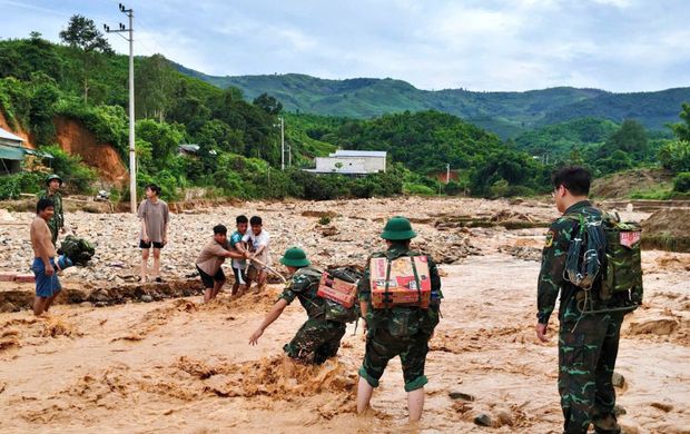 Chùm ảnh: Ấm áp tình quân dân trong vùng lũ