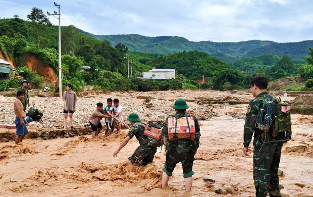 Chùm ảnh: Ấm áp tình quân dân trong vùng lũ