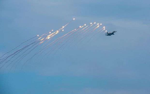 Chùm ảnh: Mãn nhãn màn tiêm kích Su-30MK2 thả đạn nhiễu rực sáng trên bầu trời Thủ đô
