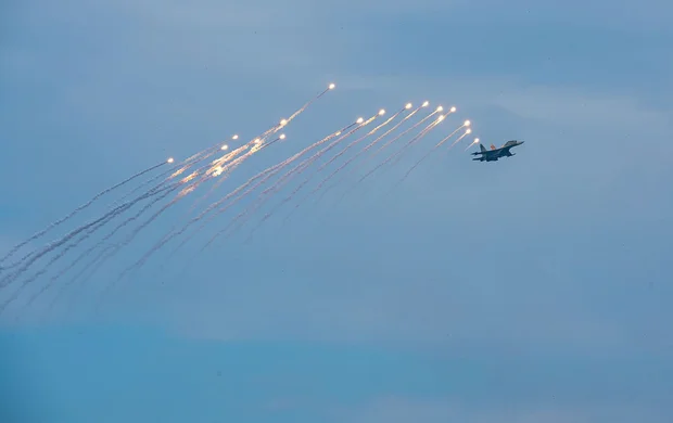 Chùm ảnh: Mãn nhãn màn tiêm kích Su-30MK2 thả đạn nhiễu rực sáng trên bầu trời Thủ đô