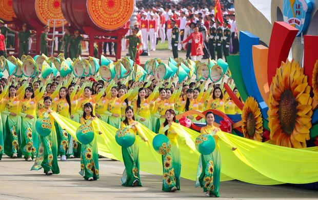 Chùm ảnh: Rạng rỡ khối quần chúng tham gia diễu hành tại A80