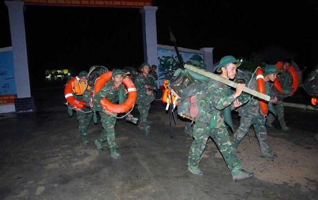 Chùm ảnh: Lực lượng vũ trang hỗ trợ các địa bàn trọng điểm ứng phó bão số 13
