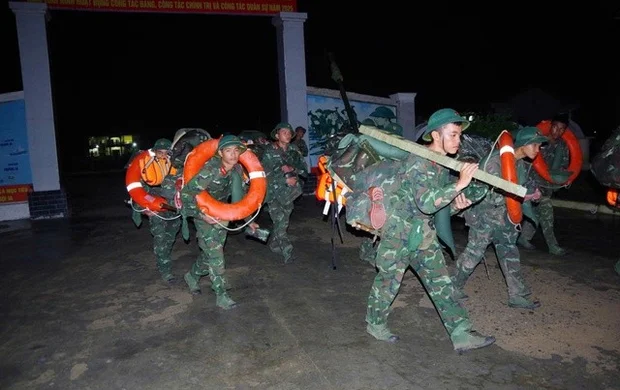 Chùm ảnh: Lực lượng vũ trang hỗ trợ các địa bàn trọng điểm ứng phó bão số 13