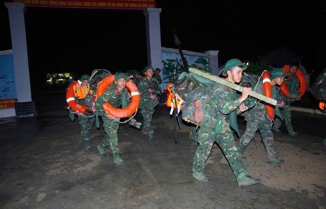 Chùm ảnh: Lực lượng vũ trang hỗ trợ các địa bàn trọng điểm ứng phó bão số 13