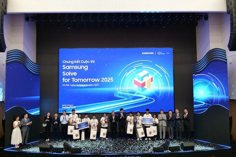 Trao giải "Samsung Solve for Tomorrow 2025" cho các học sinh xuất sắc giải bài toán xã hội bằng công nghệ