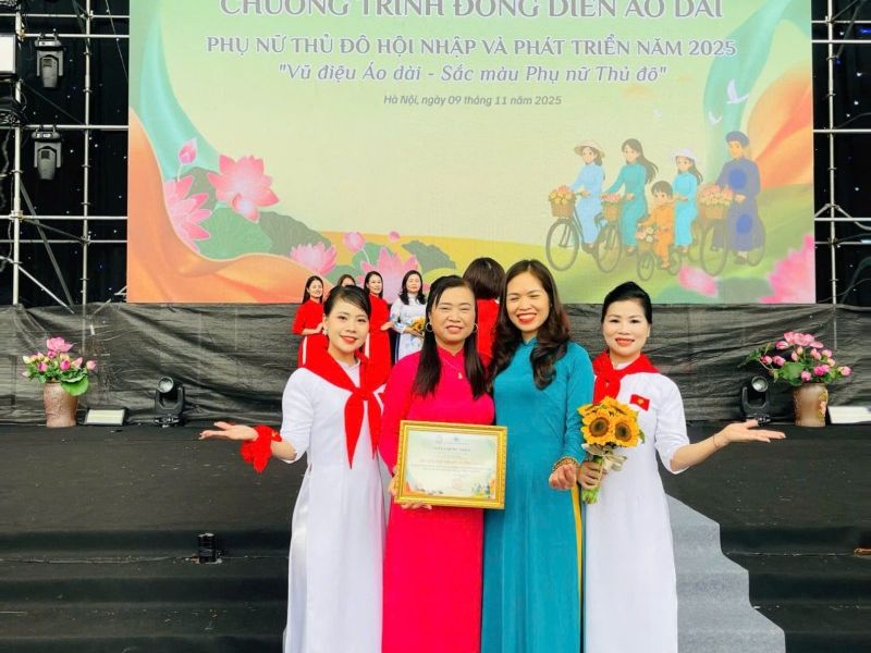 Phụ nữ Ngọc Chi mang “hơi thở làng quê” đến Lễ hội Áo dài Hà Nội