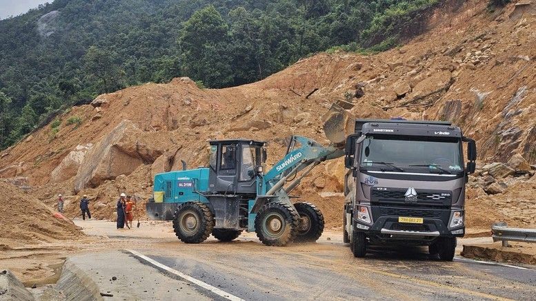 Phát huy '4 tại chỗ', nỗ lực thông tuyến đường bộ, đường sắt trước ngày 25/11