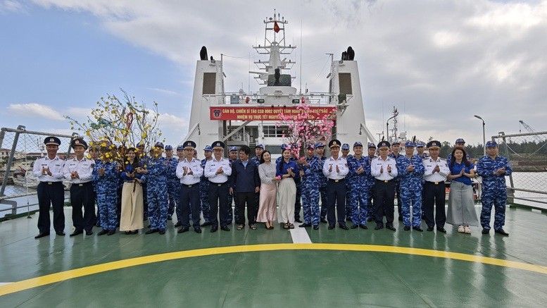 Tàu cảnh sát biển xuất quân làm nhiệm vụ trực Tết trên biển