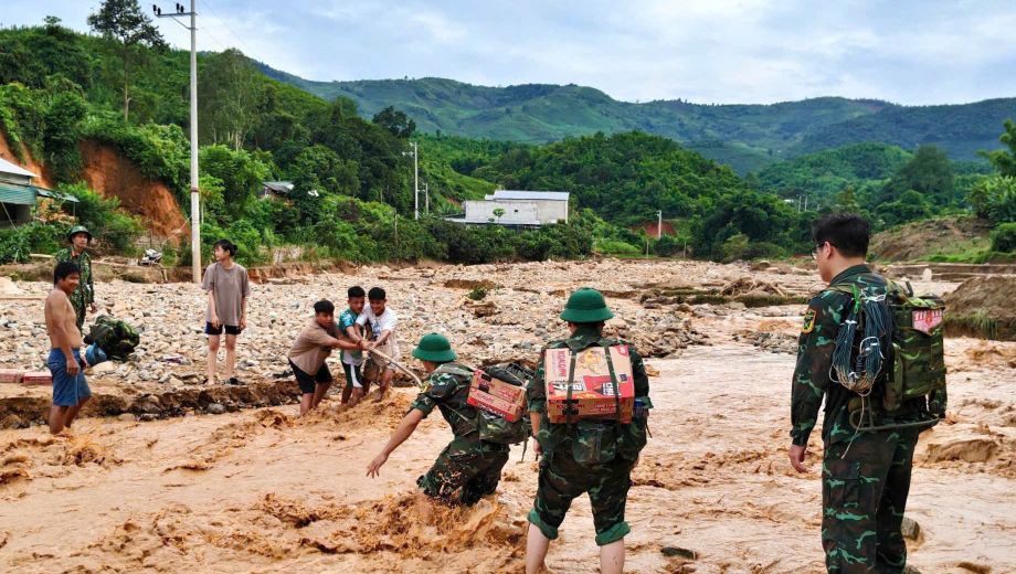 Chùm ảnh: Ấm áp tình quân dân trong vùng lũ