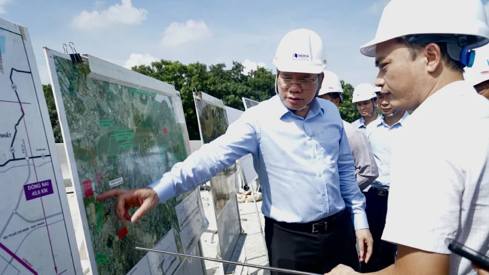 Pho-Chu-tich-UBND-Thanh-pho-Hoang-Nguyen-Dinh-lam-viec-voi-nha-thau-thi-cong-nut-giao-Tan-Van.png