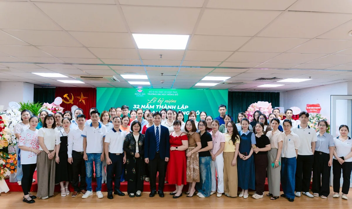 Tân sinh viên chụp ảnh cùng lãnh đạo Nhà trường