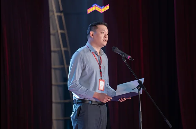 TS. Phan Hoàng Quỳnh - Bí thư Đoàn Thanh niên Học viện Báo chí và Tuyên truyền,  Trưởng Ban Tổ chức phát biểu khai mạc đêm Đại nhạc hội (Nguồn ảnh: BTC) 