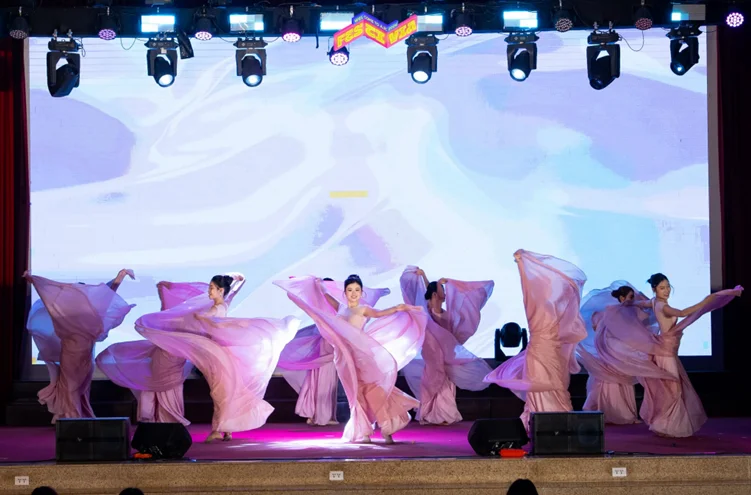 Tiết mục vũ đạo do sinh viên Học viện Báo chí và Tuyên truyền biểu diễn trong đêm  Đại nhạc hội Welcome to AJC 2026 - Festivia (Nguồn ảnh: BTC) 