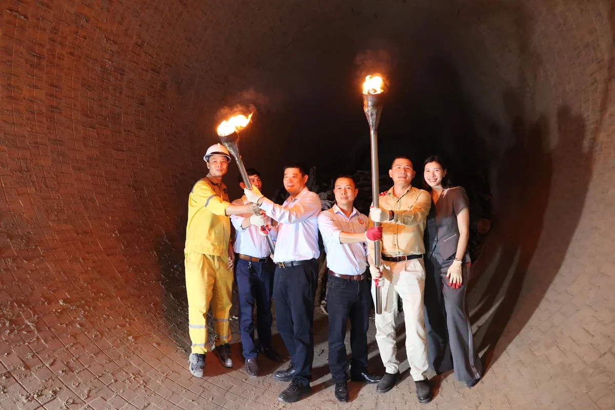 Ngọn lửa rực cháy thể hiện ý chí của “người Hoàng Long” với khát vọng vươn cao trong kỷ nguyên mới