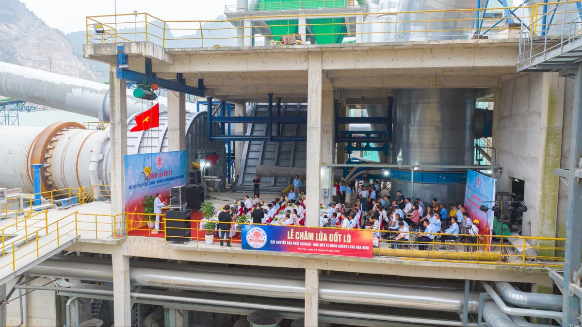 Lễ châm lửa khai lò đồng thời cũng khẳng định vị thế và năng lực cạnh tranh của nhà máy Xi măng Hoàng Long Hoà Bình